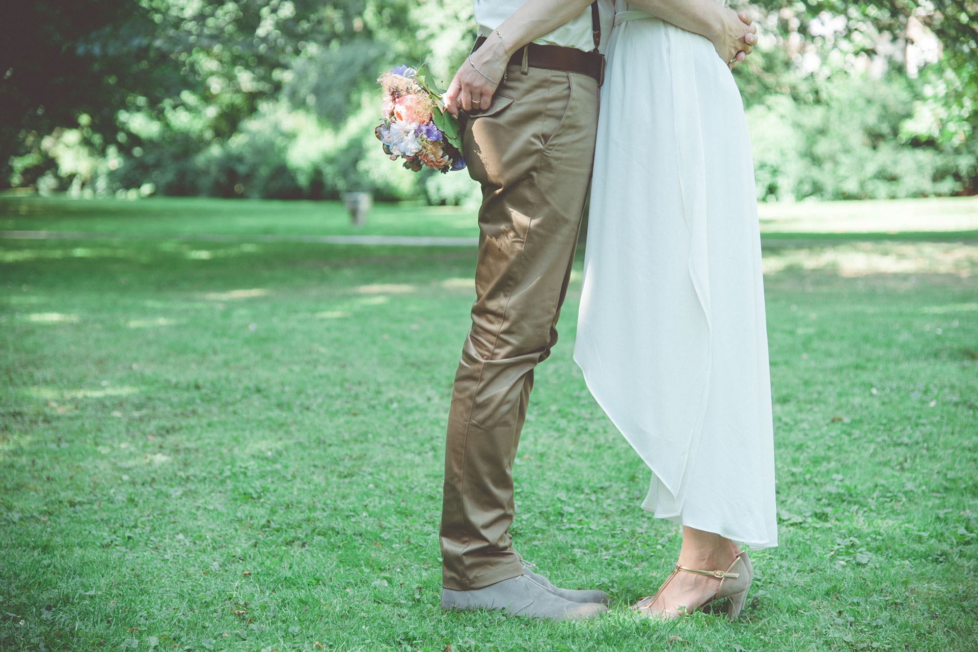 Hochzeitsfotos Münster: Hochzeitspaar - nur Beine sichtbar.